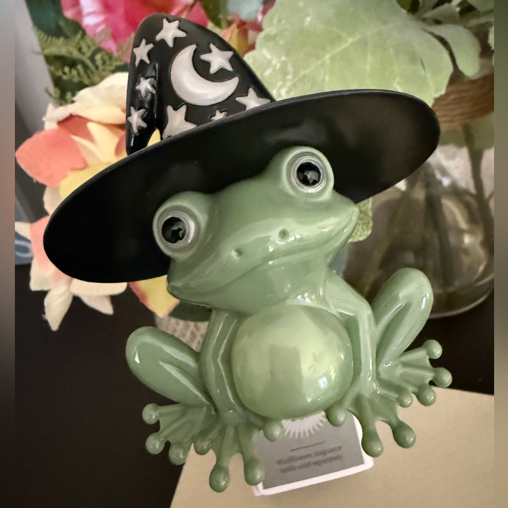 🆕🐸 WHITE BARN @ BATH & BODY WORKS  “WITCHY FROG NIGHTLIGHT”. BRAND NEW!